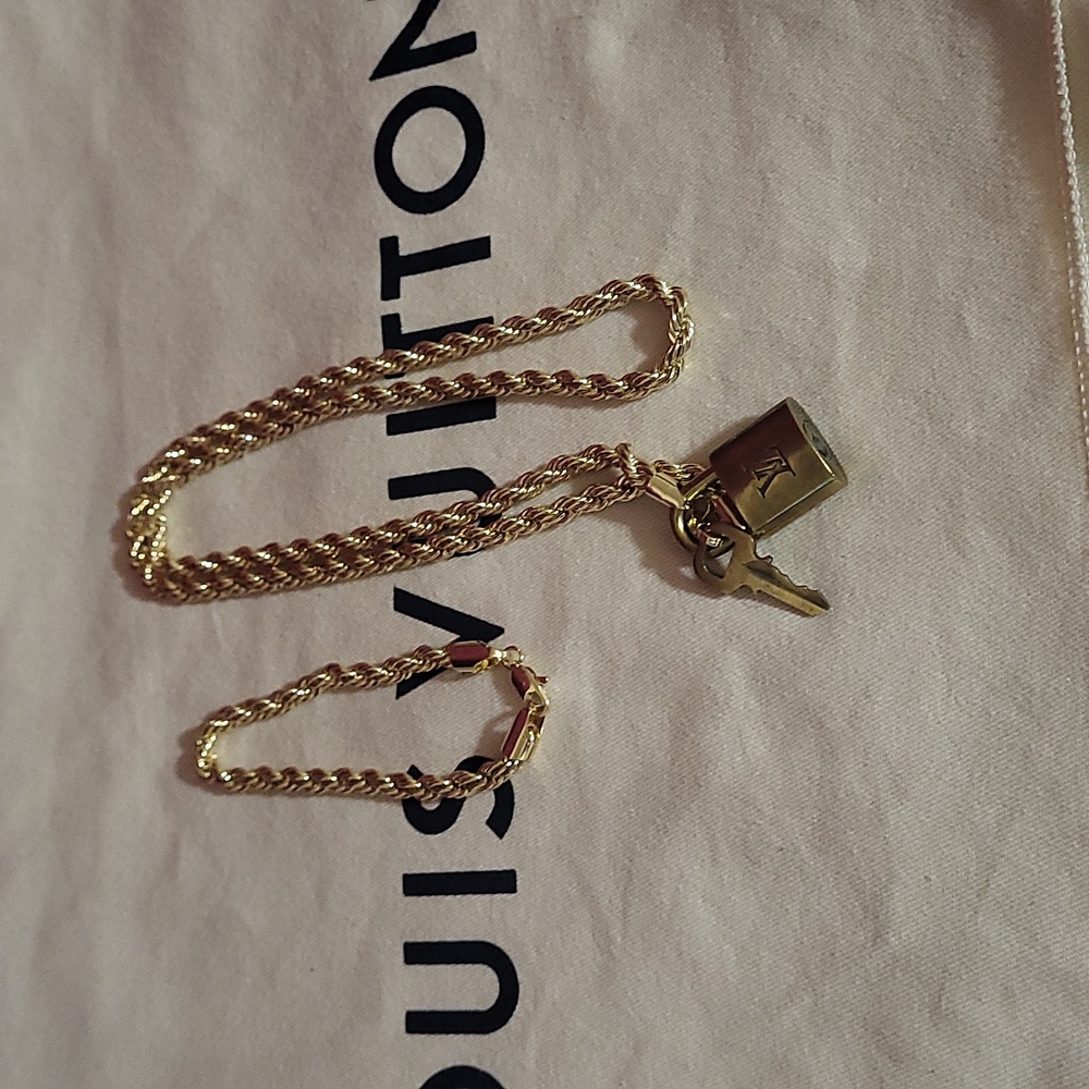 Louis Vuitton # 306 lock 🔐 and key with unbranded chain and bracelet